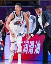 开云官网-山东男篮挺进杯赛四强，陈林坚爆发，说明书已找到？