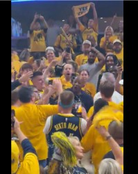 扬眉吐气！哈利伯顿父亲重回球场收获英雄般的欢迎