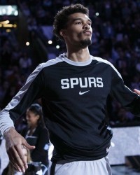 文班亚马第3季提前熄火：25+11+3的DPOY，马刺却玩砸了