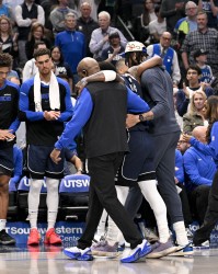 开云体育app-Marks：独行侠有能力寻找控卫补强 他们得在欧文回归前保持竞争力