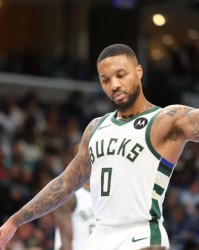 名记：利拉德对于在今夏加盟新球队持开放态度，目前他并不急于做出选择